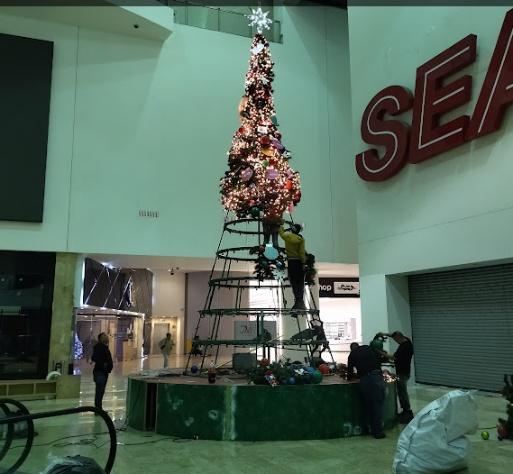 Montaje navideño en Plaza Universidad